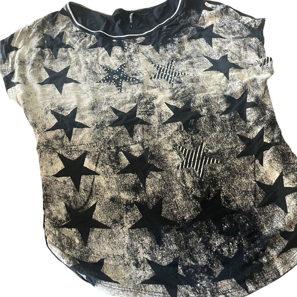 Skinny Minnie size small Star Patterned Black and Tan Top like new